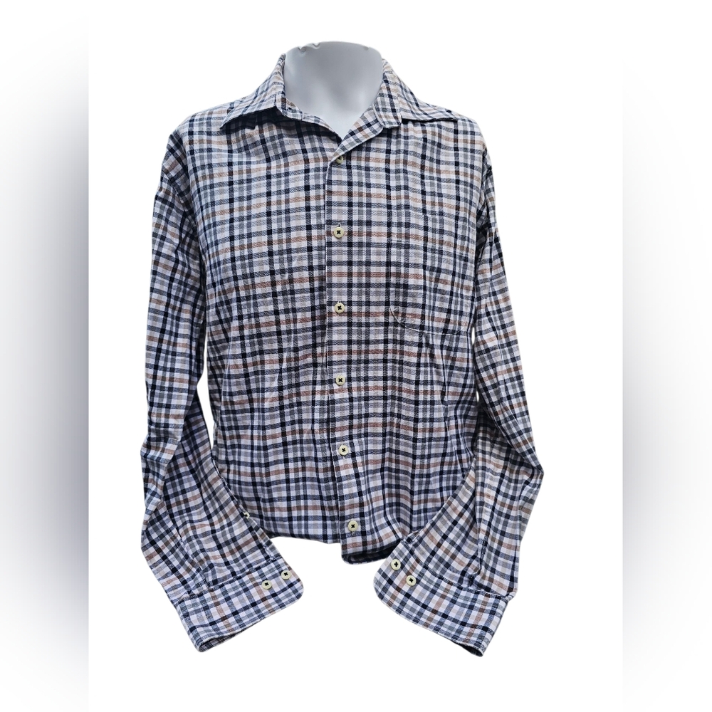 Classic and timeless Peter Millar men’s button-down shirt in a soft 100%‎ cotton